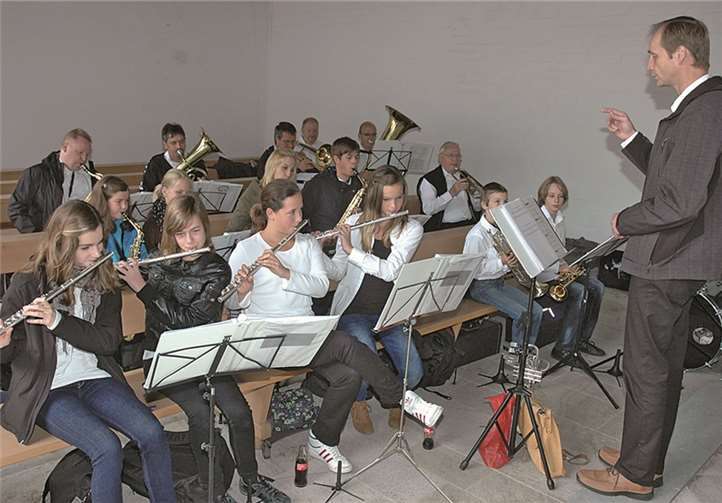 Musikalische Unterhaltung mit der noch jungen Dorfkapelle Auderath, Dirigent Mathias Bauer.