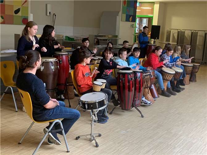 Musikalische Untermalung beim Tag der offenen Tür: Das Trommelorchester der HDG. Quelle: HDG-Schule