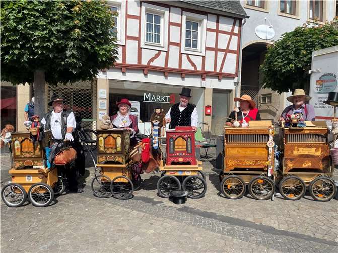 Musikalische Untermalung kam durch das Drehorgelfest, bei dem hier fünf von 70 Drehorglern zu sehen sind: v.li. Hans Dieter Schottmann aus Meerbusch, Elisabeth Rieger aus dem Bayrischen Wald, Raimund aus Mühldorf am Inn sowie Gisela Bauer und Josef Kopfmüller aus Bad Füssing.