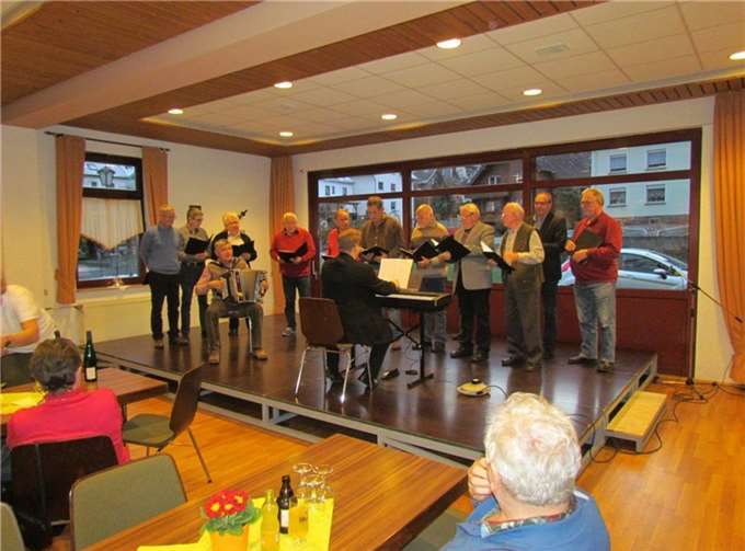 Musikalische Vorträge erfreuten die Senioren in Kattenes.Privat