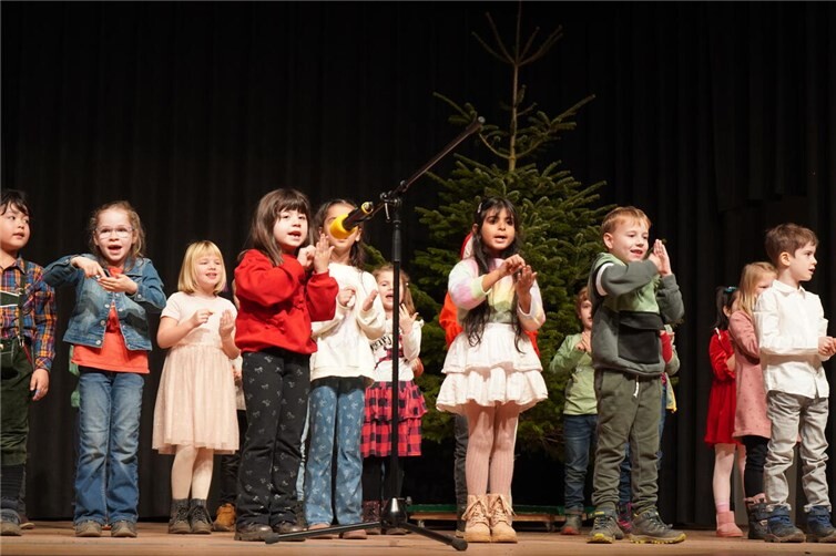 Musikalische und rhythmische Akzente setzten die Kinder der zweiten Klassen mit einem Weihnachts-Rhythmical, ehe alle gemeinsam das Lied „Oh Tannenbaum“ anstimmten.