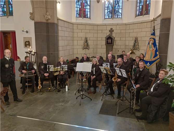 Musikalischer Adventsauftakt mit der Mendiger Schützenkapelle.  Foto: privat