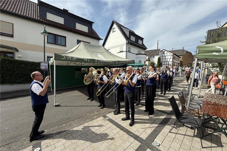Musikalischer Einzug der Musikfreunde Lantershofen e.V.