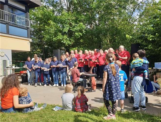 Musikalischer Glückwunsch: MGV Linz feiert 50 Jahre Kita St. Marien. Quelle: MGV Linz