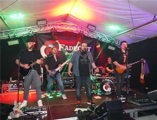 Musikalischer Höhepunkt des diesjährigen Junggesellenfestes war die „Rocknight“ mit der Cover-Rock-Band „FadeOut“.  Foto: TE