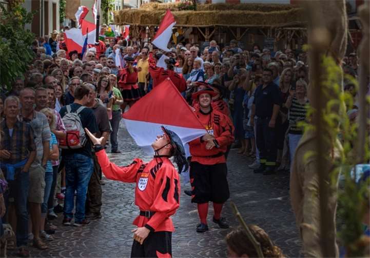 Musikanten und Gaukler ziehen beim Festzug am Sonntag zu Ehren der neuen Königin durch die mittelalterlich geschmückten Gassen von Heimersheim. Foto: Hagen Hoppe