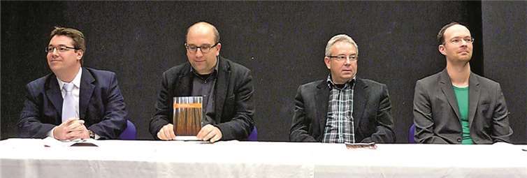 Musikdirektor Enrico Delamboye (v.l.), Intendant Markus Dietze, Verwaltungsdirektor Michael Stein und Ballettdirektor Steffen Fuchs präsentieren die Theater-Premieren.