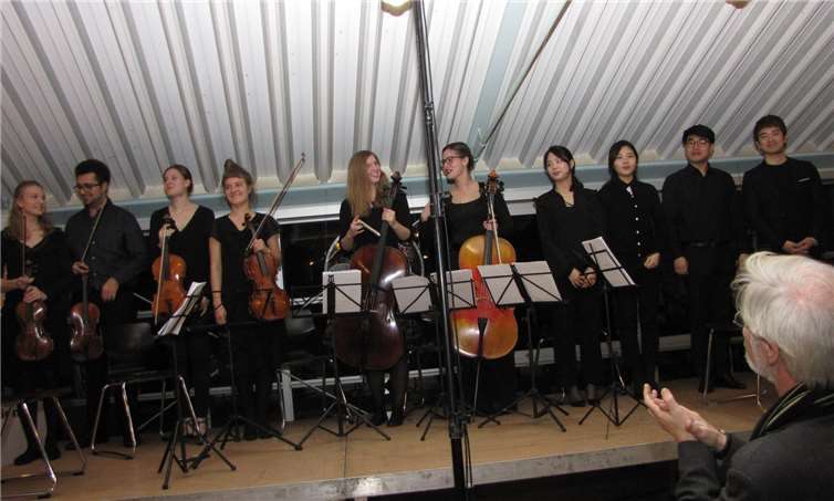 Musikdozent Michael Dehnhoff (im Vordergrund) applaudiert den jungen Musikerinnen und Musikern seiner Meisterklasse nach dem Benefiz-Konzert des RC Bonn-Rheinbach. RC Bonn-Rheinbach/Otto