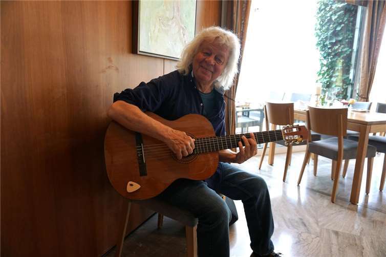Musiker Günther Ratzke von der Koblenzer Band Blenz untermalte die Vernissage musikalisch.
