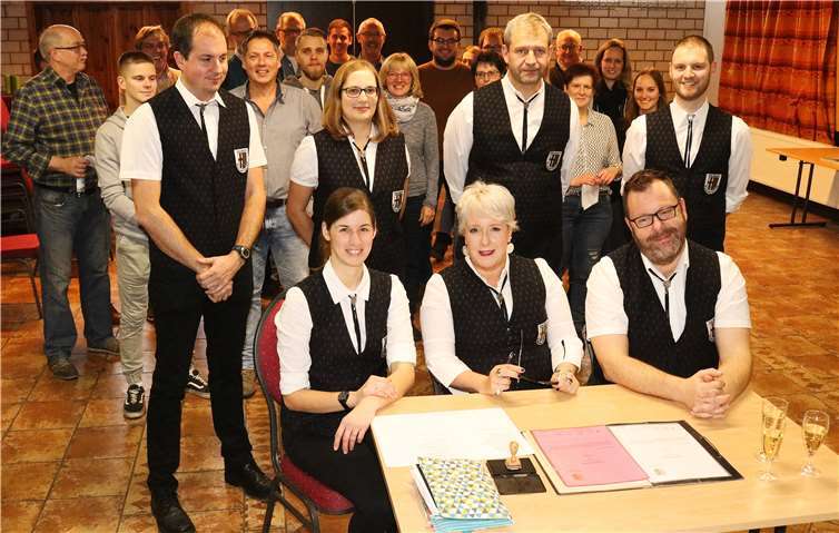 Musiker und Vorstand freuen sich mit ihrem neuen Dirigenten Walter L. Born (vorn rechts).