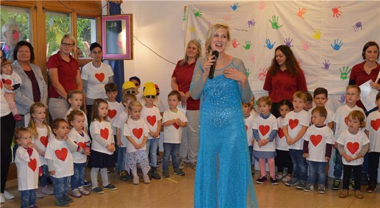 Musikerin Nina Aker begeisterte die Festbesucher. AB