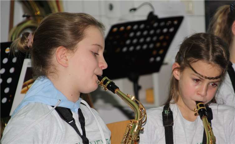 Musikerinnen der Bläserklasse 5b.