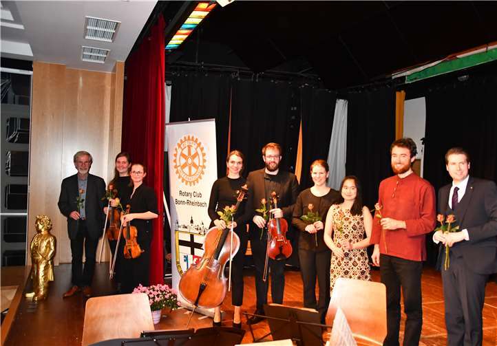 Musikerinnen und Musiker der Robert-Schumann-Hochschule Düsseldorf mit Komponist Michael Denhoff (li.) und dem Präsidenten des RC Bonn-Rheinbach, Michael Heider (re.).Foto: Inno Gaul