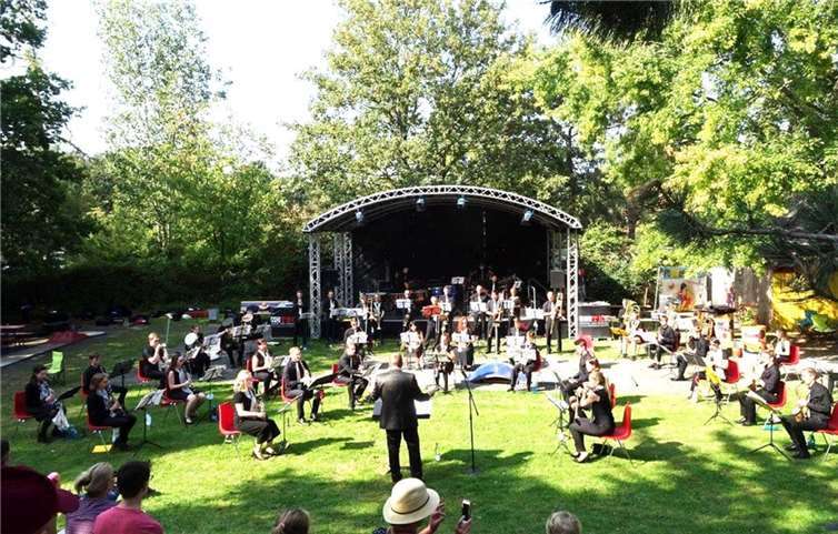 Musikerinnen und Musiker des Sinfonischen Blasorchesters Tomburg Winds mit ihrem Dirigenten Adi Becker.Quelle: VHS-Zweckverbandes Voreifel