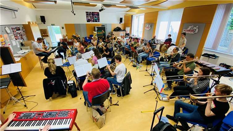 Musikerinnen und Musiker trafen sich zum gemeinsamen Proben für das Open-Air Konzert. Quelle: Musikverein Löf