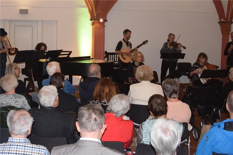 Musikgruppe Monjoy zu Besuch im Historischen Rathaus Andernach