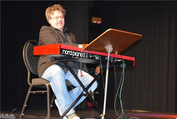 Musikkabarettist Matthias Reuter bot in seinem vierten Programm ein breites, humoriges Spektrum. AB