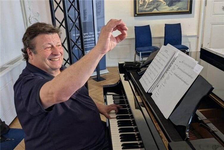 Musiklehrer Gerd Grün bei den Musicalproben in der Landesmusikakademie