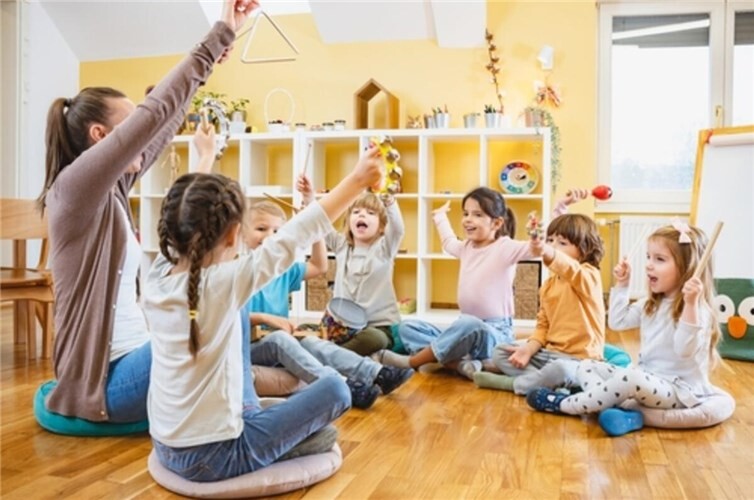 Musiklehrerin mit Kindern