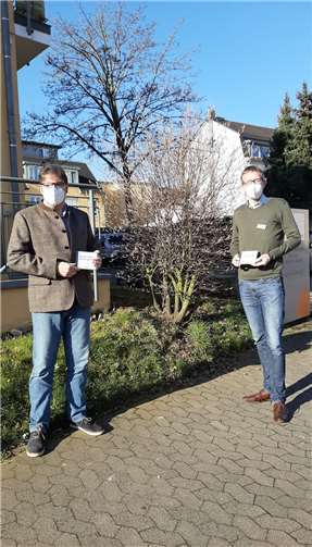 Musikschulleiter Frank von Häfen übergab dem Leiter der Curanum Residenz Remagen, Tobias Wolframm die neue CD. Foto: privat