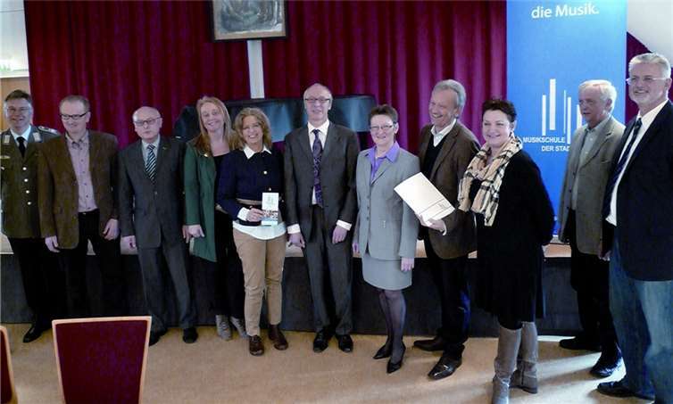Musikschulleiter Hans Peter Lörsch (4. v. r.) und seine Stellvertreterin, Dorothea Buchwald (5. v. l.), präsentierten zusammen mit ihren Kooperationspartnern das Veranstaltungsprogramm 2013. BSB
