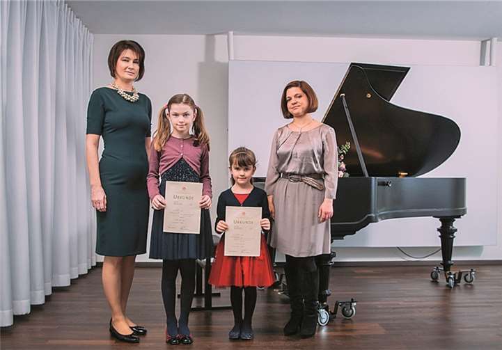 Musikschulleiterin Helena Habetz-Kloss und Lehrerin Elena Abel sind sehr stolz auf die Pianistinnen. privat