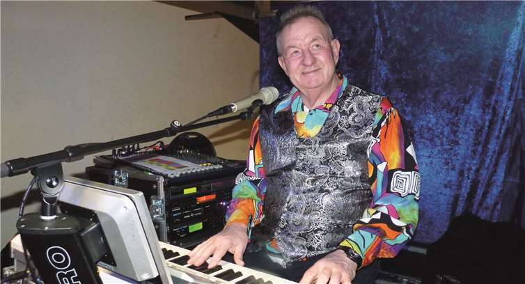 Musikus Bernd Geischer sorgte zwischen den Auftritten und während der Pause für eine tolle Stimmung.