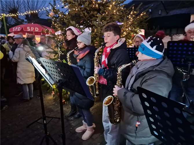 Mit Charme & Flair, aber nur an einem Tag: Auf dem Leutesdorfer Weihnachtsmarkt war es eng Musikverein Blau-Weiß Leutesdorf ist Organisator des Weihnachtsmarktes und spielte dort auch.