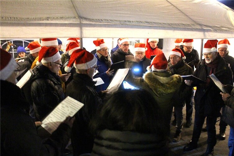 Musikverein Polch und Männerchor Polch sorgen für weihnachtliche Atmosphäre am Viedeler Bur.Fotos: privat