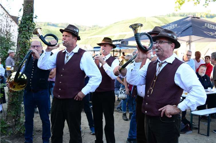 Feiern unter Freunden: Dernau erlebte Momente der Fröhlichkeit Musikvereine hatten das Fest mit traditionellen Klängen bereichert.