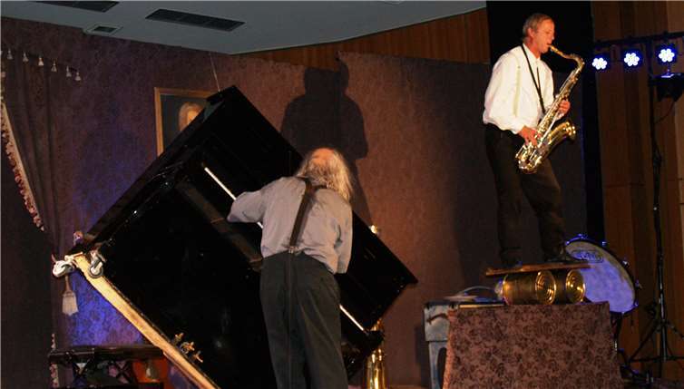 Musizieren, bis der Arzt kommt, da sind Gogol & Mäx in ihrem Element. Fotos: SCHÜ