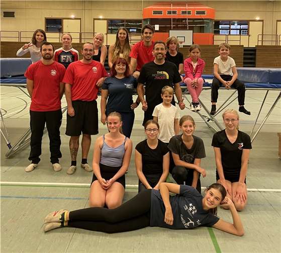 Muskelkater vorprogrammiert - Trainer und Nachwuchssportler des TBA empfingen jüngst OB-Kandidat Christian Greiner zu einer gemeinsamen Trainingseinheit auf dem Trampolin. Foto: privat