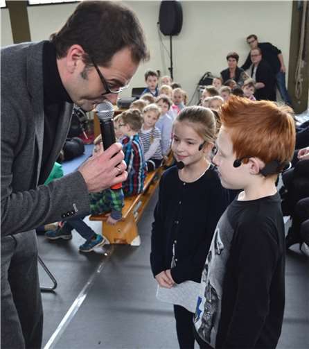 Muss das mit Kabeltrommel jetzt sein, fragte Schulleiter Christoph Stein genervt, rückte aber den Türschlüssel heraus und das Moderatorenpärchen verschwand und taucht auf im Video.