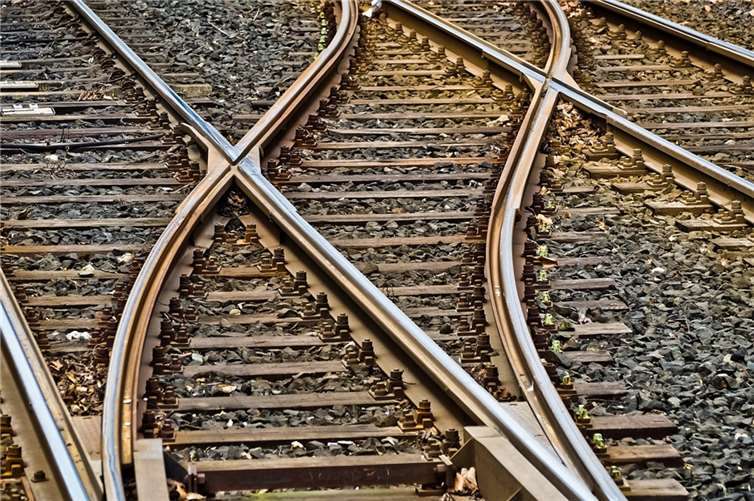 Muss die Politik mehr in das Schienennetz investieren, damit die Züge in Deutschland wieder pünktlich fahren?  Foto: pixabay.com