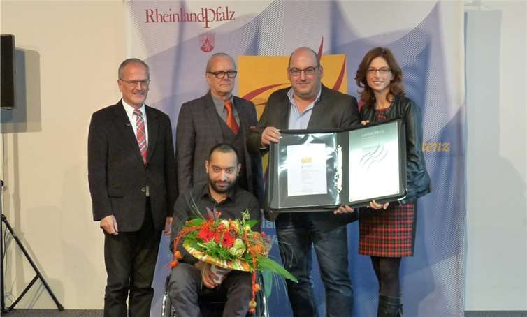 Mustafa Al-Badry zusammen mit der Geschäftsführung der Firma Care Software bei der Entgegennahme des Preises durch Sabine Bätzing-Lichtenthäler, Ministerin für Soziales, Arbeit, Gesundheit und Demografie.Privat