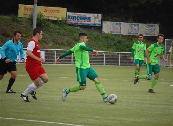 Mustafa Madanoglu (am Ball) konnte sich bei der SG Malberg nicht wie gewohnt in Szene setzen. Fotos: SK