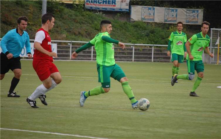 Mustafa Madanoglu (am Ball) konnte sichbei der SG Malberg nicht wie gewohnt in Szene setzen. Fotos: SK