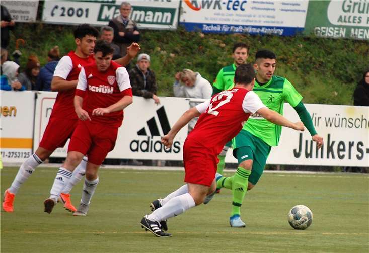 Mustafa Madanoglu (am Ball) verwandelte zwei Foulelfmeter, hatte aber ansonsten gegen die Defensive des SV Morbach (links Jonas Tarik Ercan, Zweiter von rechts Marius Marx) einen schweren Stand. Fotos: SK