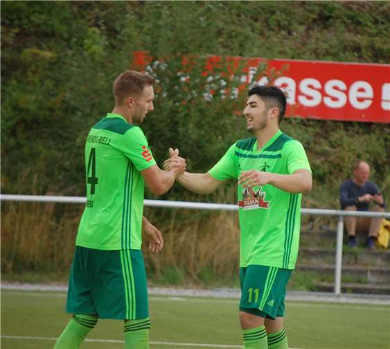 Mustafa Madanoglu (re.) wusste, bei wem er sich zu bedanken hatte: Marcel Berg hatte hier gerade das 4:0 durch Lars Bohm und schon in der ersten Halbzeit das 2:0 durch Madanoglu vorbereitet.