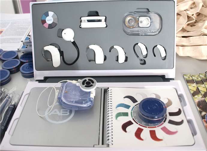 Mustergeräte zum Anfassen und testen hatten die Fachleute der vier führenden Hersteller an CI-Geräten gleich mit dabei.