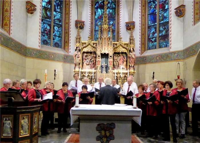 „Mut, Sinn und Zuversicht“ vermittelte die Oberfeller Singgemeinschaft von Kirchenchor Cäcilia und dem MGV Moselgruß nicht nur (aber auch) zur Namensforschung.PRESS