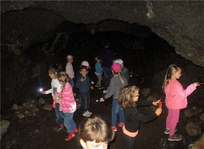Mutig erkundigt der Maxi-Club eigenständig die Höhle. Foto: privat
