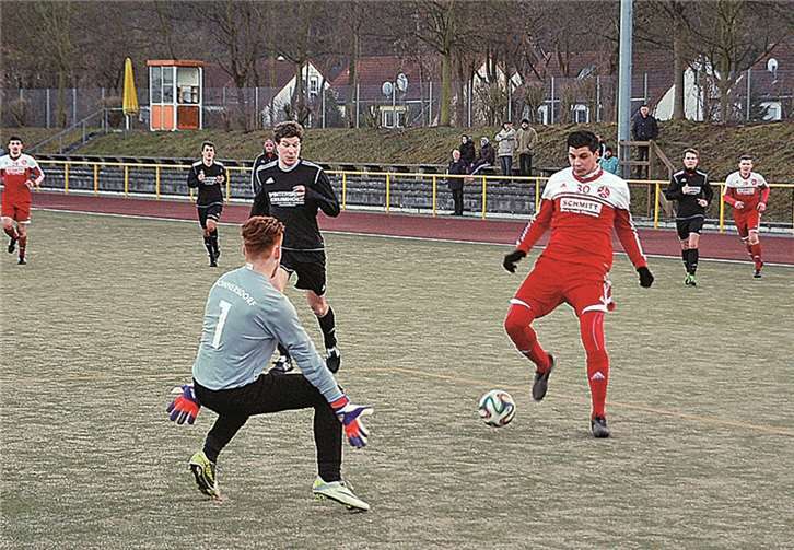 Mutig stellte sich der Gönnersdorfer Keeper einem Mörschbacher Angreifer entgegen. RÜ