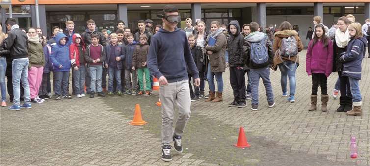 Mutig stellten sich die Schüler dem Experiment mit der „Rauschbrille“. privat