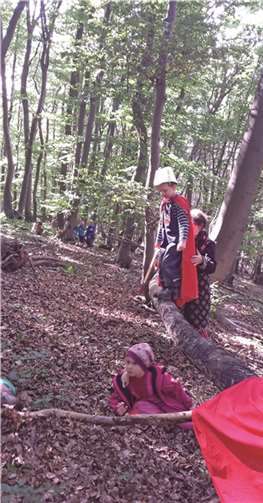 Mutig wie St. Michael zeigten sich die Kinder im Wald. privat