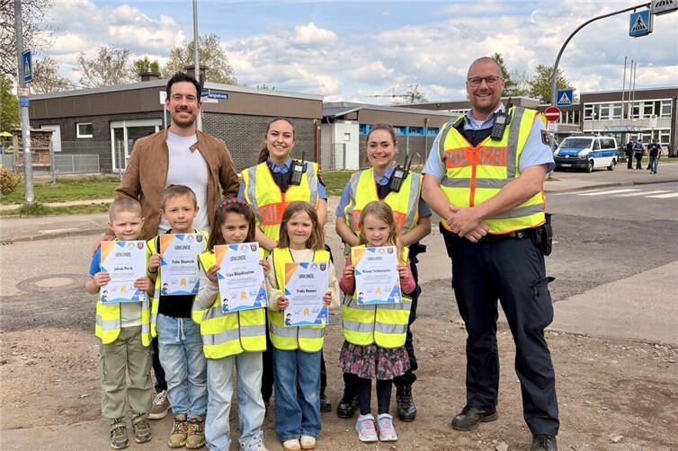 Mutige Erstklässler nach der Verkehrskontrolle mit der Polizei