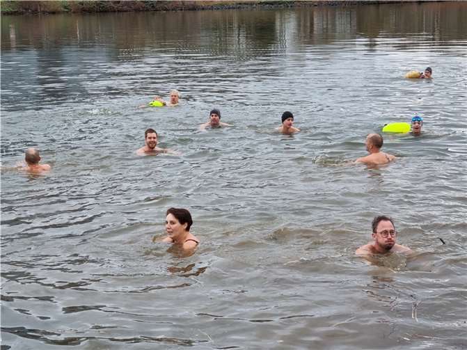 Mutige Wasserratten wagten den Sprung ins sprichwörtlich kalte Wasser. Foto: DLRG Ortsgruppe Vallendar