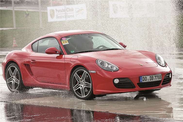 Mutiges Fahren durch die Wasserwand verbesserte die Fahrsicherheit der Teilnehmer.