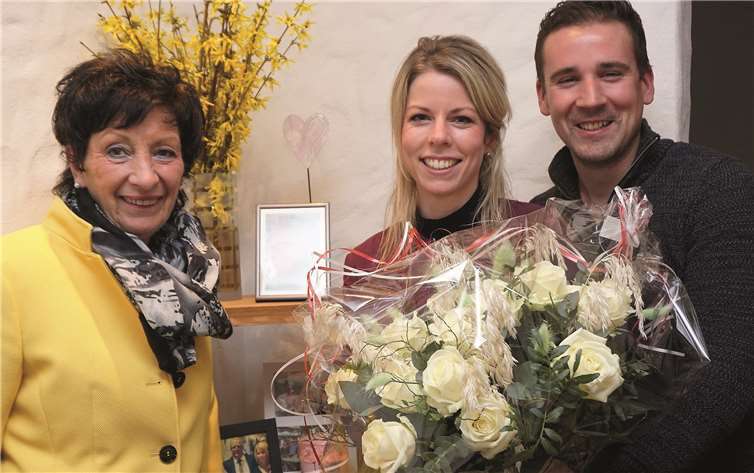 Mutter Karin Horstmann und Lebensgefährte Lukas Bauer gratulieren Lana Horstmann (SPD) zum Einzug in den Landtag.Fotos: FF