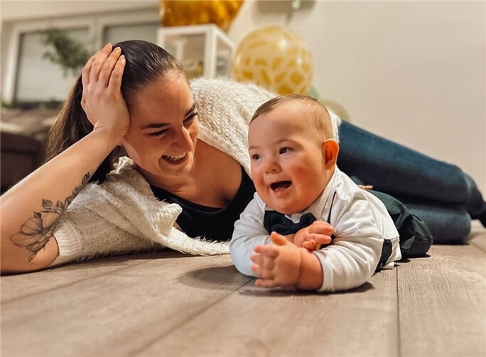 Mutter Loren: „Leo ist in unseren Augen der kleine Löwe, der immer schon zu uns kommen wollte, und genau richtig ist, so wie er ist.“ Foto: Bunter Kreis Rheinland e.V.